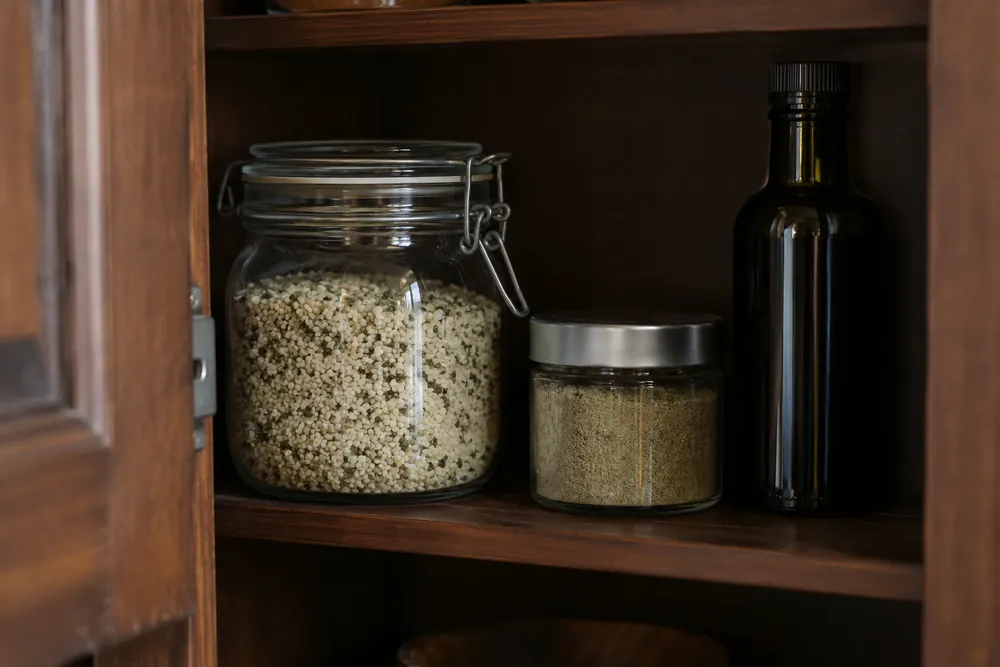 Semillas, polvo y aceite de semillas guardados en recipientes cerrados.