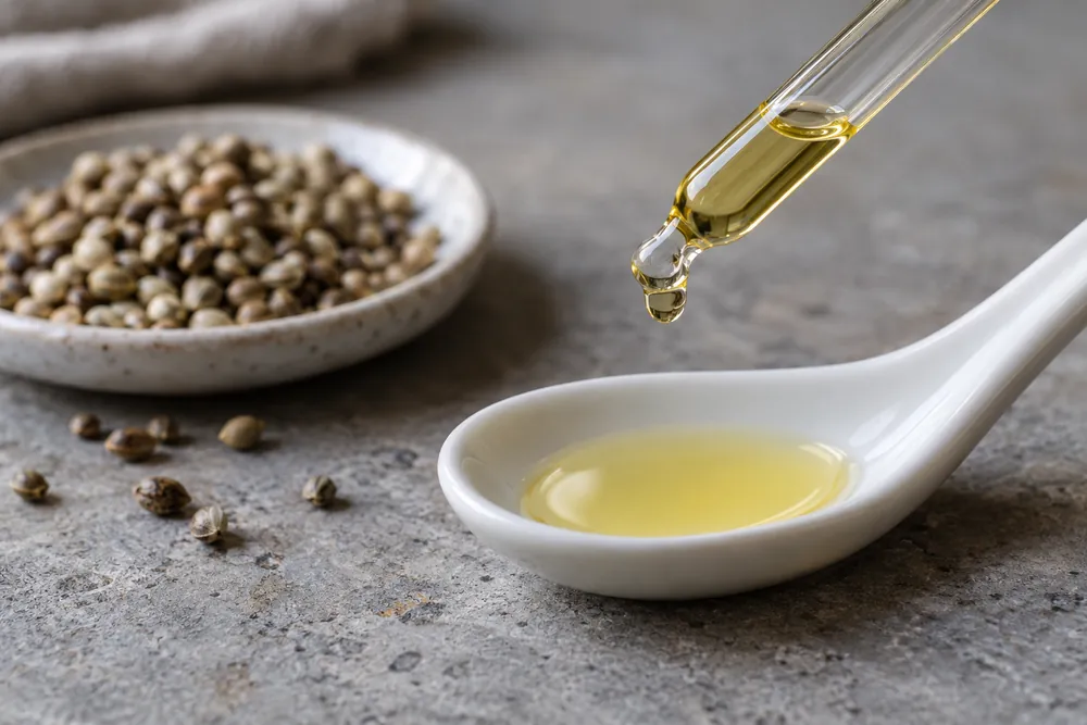 Gota de aceite de semillas en una pipeta de vidrio.