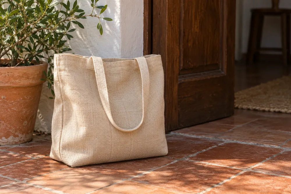 Ilustración del material: bolsa de mano genérica con asas tejidas.
