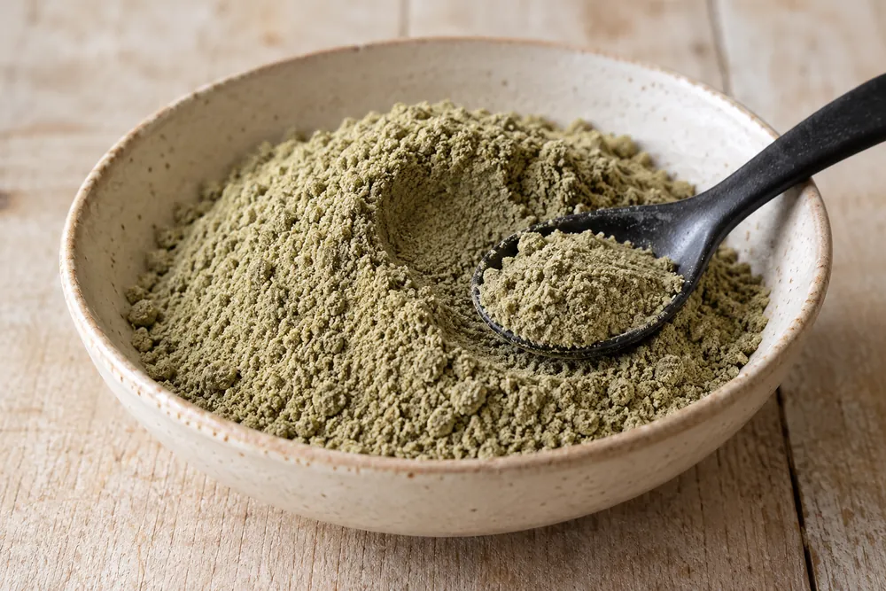 Polvo de proteína de cáñamo en un cuenco de gres.