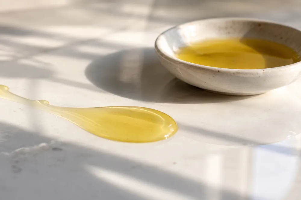 Textura de aceite de semillas sobre una loseta blanca.