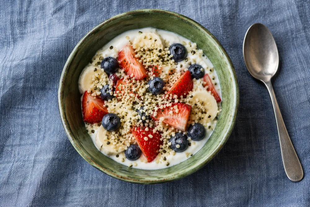 Yogur con fruta y semillas peladas de cáñamo.